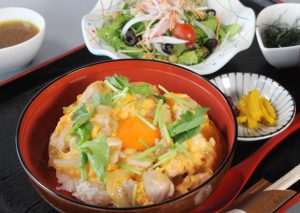 ランチは君津市名産の卵を使った「きみつときめき親子丼」が基本になります。