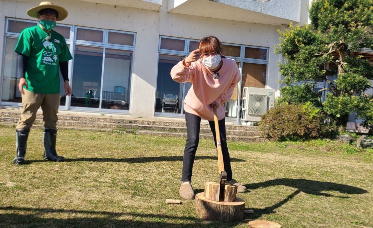 人気の薪割り体験