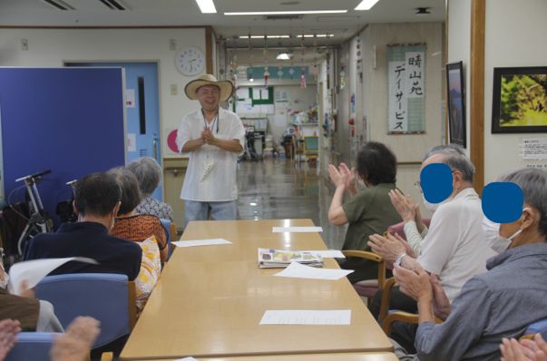 老人ホームでオカリナ演奏